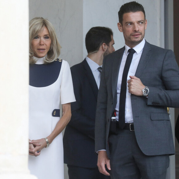 Pour être sûre de faire bonne impression, Brigitte Macron avait opté pour une robe blanche au col haut et aux élégants détails de couleurs or et bleu marine.
Brigitte Macron reçoit Jill Biden à l'occasion de sa venue en France pour la réintégration des Etats-Unis d'Amérique à l'UNESCO, le 25 juillet 2023, au Palais de l'Elysée. © Stéphane Lemouton / Bestimage