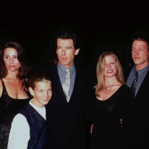 Pierce Brosnan lors de l'avant-première du film Goldeneye à Hollywood avec sa femme Keely, ses enfants Charlotte, Christopher, Sean