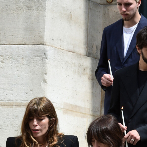 Lou Doillon, Charlotte Gainsbourg, Marlowe (fils de Lou Doillon), Ben Attal, Alice Attal, Roman de Kermadec (fils de Kate Barry) - Sorties des obsèques de Jane Birkin en l'église Saint-Roch à Paris. Le 24 juillet 2023 © Jacovides-KD Niko / Bestimage