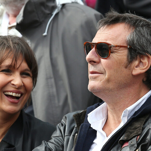 Il a donc posté une photo d'elle, en terrasse, mangeant un morceau de citron.
Jean-Luc Reichmann et sa femme Nathalie - People dans les tribunes des Internationaux de France de tennis de Roland Garros à Paris. Le 31 mai 2015.