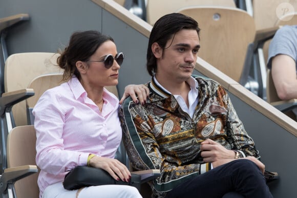 Alain-Fabien Delon est le second fils de l'illustre acteur Alain Delon
Capucine Anav et son compagnon Alain-Fabien Delon - People dans les tribunes lors des internationaux de France de tennis de Roland Garros à Paris. © Jacovides-Moreau/Bestimage 