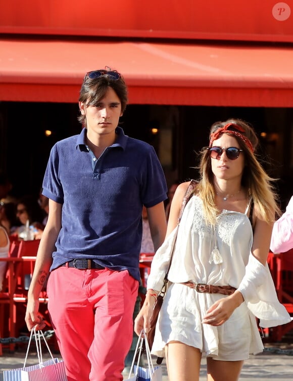 Exclusif - L'animatrice de télévision Capucine Anav et son compagnon le mannequin et acteur Alain-Fabien Delon font du shopping à Saint-Tropez, Côte d'Azur, France, le 16 août 2017. 