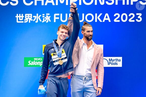Léon Marchand et Michael Phelps lors des championnats du monde 2023 au Japon.

