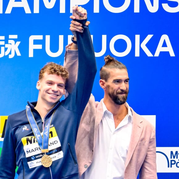 Léon Marchand et Michael Phelps lors des championnats du monde 2023 au Japon.
