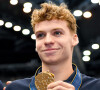 Il a remporté pas moins de trois médailles d'or jusqu'à présent
Léon Marchand avec l'une de ses médailles d'or