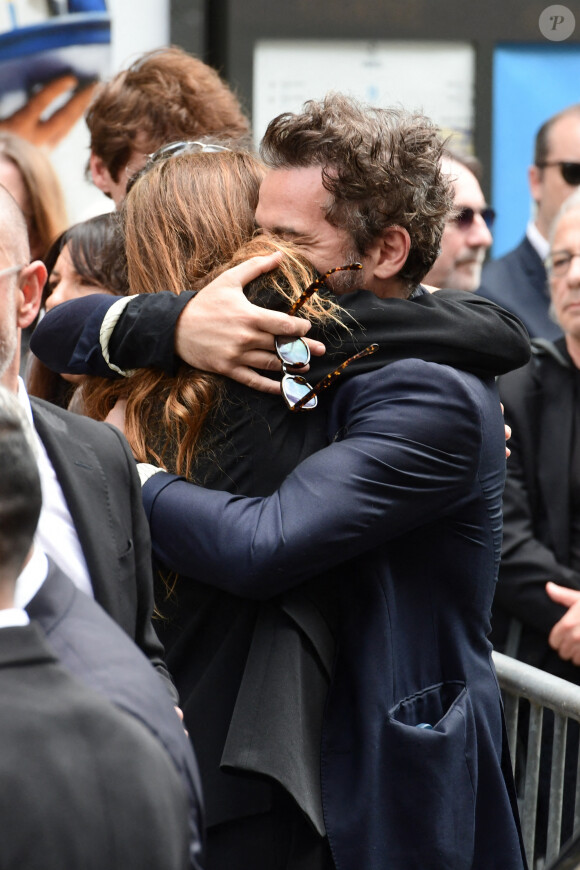 Lou Doillon et Matthieu Chedid (Le chanteur M) - Sorties des obsèques de Jane Birkin en l'église Saint-Roch à Paris. Le 24 juillet 2023 © Jacovides-KD Niko / Bestimage 