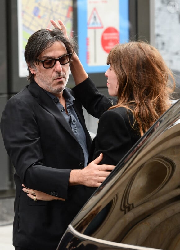 Yvan Attal, Lou Doillon - Sorties des obsèques de Jane Birkin en l'église Saint-Roch à Paris. Le 24 juillet 2023 © Jacovides-KD Niko / Bestimage 