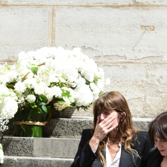 Lou Doillon, Charlotte Gainsbourg, Ben Attal - Sorties des obsèques de Jane Birkin en l'église Saint-Roch à Paris. Le 24 juillet 2023 © Jacovides-KD Niko / Bestimage 