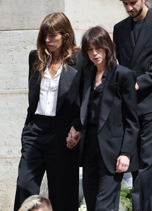 Lou Doillon, Charlotte Gainsbourg - Sorties des célébrités aux obsèques de Jane Birkin en l'église Saint-Roch à Paris. Le 24 juillet 2023 © Jacovides-KD Niko / Bestimage 