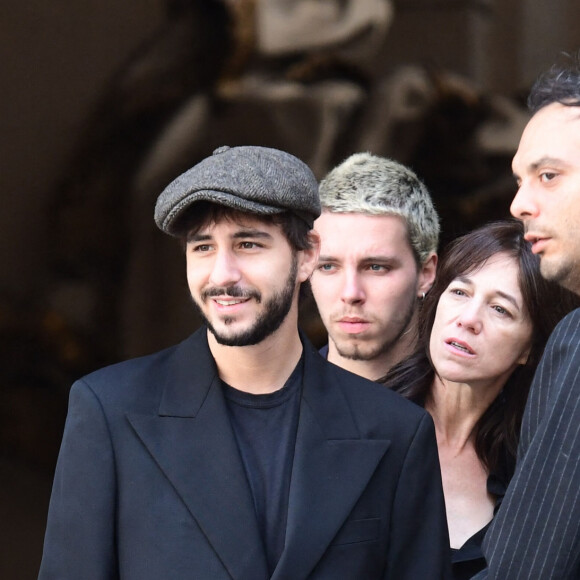 Marlowe (fils de Lou Doillon), Ben Attal, Charlotte Gainsbourg, Lou Doillon, Roman de Kermadec (fils de Kate Barry) - Arrivées des célébrités aux obsèques de Jane Birkin en l'église Saint-Roch à Paris. Le 24 juillet 2023 © Jacovides-KD Niko / Bestimage 