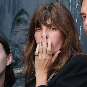 Lou Doillon a pu compter sur sa famille paternelle aux obsèques de sa mère Jane Birkin.
Lou Doillon - Arrivées des célébrités aux obsèques de Jane Birkin en l'église Saint-Roch à Paris. © Jacovides-KD Niko / Bestimage 