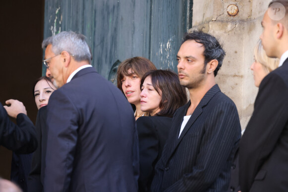 Alice Attal, Lou Doillon, Charlotte Gainsbourg, Roman de Kermadec (fils de Kate Barry) - Arrivées des célébrités aux obsèques de Jane Birkin en l'église Saint-Roch à Paris. Le 24 juillet 2023 © Jacovides-KD Niko / Bestimage 