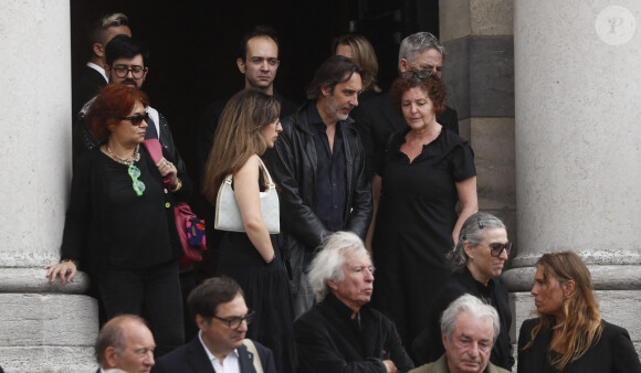 Son père Jacques Doillon et sa soeur Lola Doillon étaient en effet présents.
Exclusif - Jacques Doillon, Olivier Rolin - Après la cérémonie en l'église Saint-Roch, le cercueil a été immédiatement transporté à la salle de la coupole du crématorium du Père Lachaise, accompagné par la famille et les plus proches amis. Les cendres de Jane Birkin seront déposées ailleurs ultérieurement. Paris, le 24 juillet 2023.