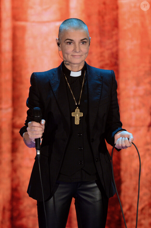 Avec son ex-fiancé John Waters. Cela concernait la garde de leur fille.
Sinéad O'Connor chante sur le plateau de l'émission "Che Tempo Che Fa" à Milan, le 5 octobre 2014. 