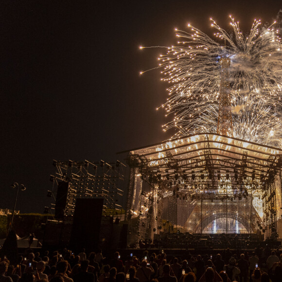 Exclusif - Le feu d'artifice et la scène du concert lors du 10ème anniversaire du "Grand Concert de Paris" au pied de la Tour Eiffel sur le Champ-de-Mars à Paris, France, le 14 juillet 2023. Pour clôturer en beauté la Fête nationale 2023, l’Orchestre National de France, la Maîtrise et le Choeur de Radio France organisent "Le Grand Concert de Paris" au pied de la Tour Eiffel au Champ-de-Mars à Paris. © Perusseau-Veeren/Bestimage 