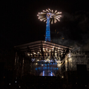 Exclusif - Le feu d'artifice et la scène du concert lors du 10ème anniversaire du "Grand Concert de Paris" au pied de la Tour Eiffel sur le Champ-de-Mars à Paris, France, le 14 juillet 2023. Pour clôturer en beauté la Fête nationale 2023, l’Orchestre National de France, la Maîtrise et le Choeur de Radio France organisent "Le Grand Concert de Paris" au pied de la Tour Eiffel au Champ-de-Mars à Paris. © Perusseau-Veeren/Bestimage 