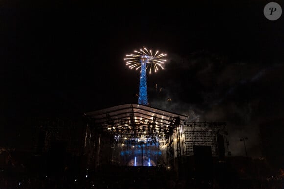 Exclusif - Le feu d'artifice et la scène du concert lors du 10ème anniversaire du "Grand Concert de Paris" au pied de la Tour Eiffel sur le Champ-de-Mars à Paris, France, le 14 juillet 2023. Pour clôturer en beauté la Fête nationale 2023, l’Orchestre National de France, la Maîtrise et le Choeur de Radio France organisent "Le Grand Concert de Paris" au pied de la Tour Eiffel au Champ-de-Mars à Paris. © Perusseau-Veeren/Bestimage 