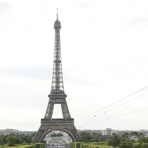 No Web - No Chaînes TV - Illustration - Evénement "Smash Perrier" du deuxième étage de la Tour Eiffel au Champ-de-Mars à Paris le 8 juin 2017. Organisé en guise de clin d’œil au tournoi de Roland-Garros qui se déroule à quelques hectomètres de là et auquel Perrier est associé depuis 39 ans, le Smash Perrier vous propose le smash le plus fou de tous les temps ! Une minute de pur frisson à 90km/h accroché à un câble de 800 mètres de long pour se glisser dans la peau d’une balle de tennis smashée du haut de la célèbre "dame de fer". © Christophe Aubert via Bestimage No web/No blog pour Belgique/Suisse  Event "Smash Perrier" on the second floor of the Eiffel Tower at Champ-de-Mars in Paris on June 8, 2017. Organized as a nod to the tournament of Roland-Garros which takes place a few hectometers away and to which Perrier Has been associated for 39 years, the Smash Perrier offers you the craziest smash of all time! A minute of pure thrill at 90km / h hooked on a cable 800 meters long to slip into the skin of a tennis ball smashed from the top of the famous "iron lady". 