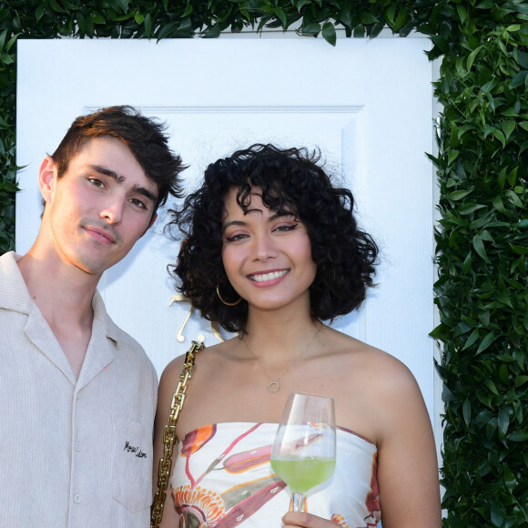 Exclusif - Vaimalama Chaves (Miss France 2019) et son fiancé Nicolas Fleury à la soirée Jardin Secret sur le rooftop de l'hôtel The Peninsula Paris le 7 juin 2023. Dans ce jardin secret, les convives ont pu découvrir en avant-première la carte d'été imaginée par les Chefs de l'hôtel, tout en dégustant les cocktails créations de leur équipe de mixologues, ainsi qu'une sélection inédite de vins dans une atmosphère festive, sur les toits de Paris. Sculptures florales, décorations végétales, artistes, danseurs, musiciens... Ce jardin a créé la surprise, en proposant dans chacun de ses recoins charme et dépaysement. À leur arrivée, les convives ont été interpellés par une gigantesque balançoire littéralement positionnée sur le toit de l'hôtel. Deux artistes habillées de longues robes flottantes au vent se balançaient avec virtuosité au-dessus du vide. Une image marquante de légèreté et de douceur tel un tableau vivant. Telle une bulle de poésie à l'écart du tumulte de la ville, les vins de la Maison CHANEL ont pris place dans ce décor au charme élégant. L'occasion rêvée pour célébrer ce partenariat estival entre le palace parisien et l'indétrônable Maison française. Une collaboration qui prend forme tout au long de la saison, proposant une sélection de vins disponibles sur la carte du Rooftop ainsi que sur la carte du restaurant aux deux étoiles Michelin, L'Oiseau Blanc. © Rachid Bellak / Bestimage