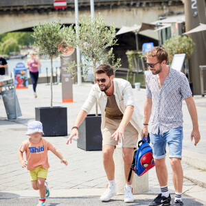 Ensemble, ils sont devenus en 2019 les papas d'un petit Valentin.
Exclusif - Christophe Beaugrand et son mari Ghislain ont invité à Paris Whitney, la mère porteuse de leur fils Valentin, et son mari Jacob pour une semaine en famille dans la capitale. Whitney et Jacob vivent dans une petite ville près de Las Vegas. Ils ont 33 ans tous les deux. Christophe, Ghislain, Whitney et Jacob sont toujours restés en contact depuis la naissance de Valentin en novembre 2019. Whitney et Jacob auraient dûs venir plus tôt mais l'épidémie de Covid-19 a retardé leur visite. Christophe et Ghislain les ont invité pour une semaine à leur domicile afin de retrouver Valentin en toute intimité. Ils vont aussi en profiter pour faire les guides touristiques avec au menu, tous les endroits mythiques de Paris : Tour Eiffel, Louvre, Sacré Coeur et même le château de Versailles. Le 21 juin 2023. © Cyril Moreau / Bestimage 