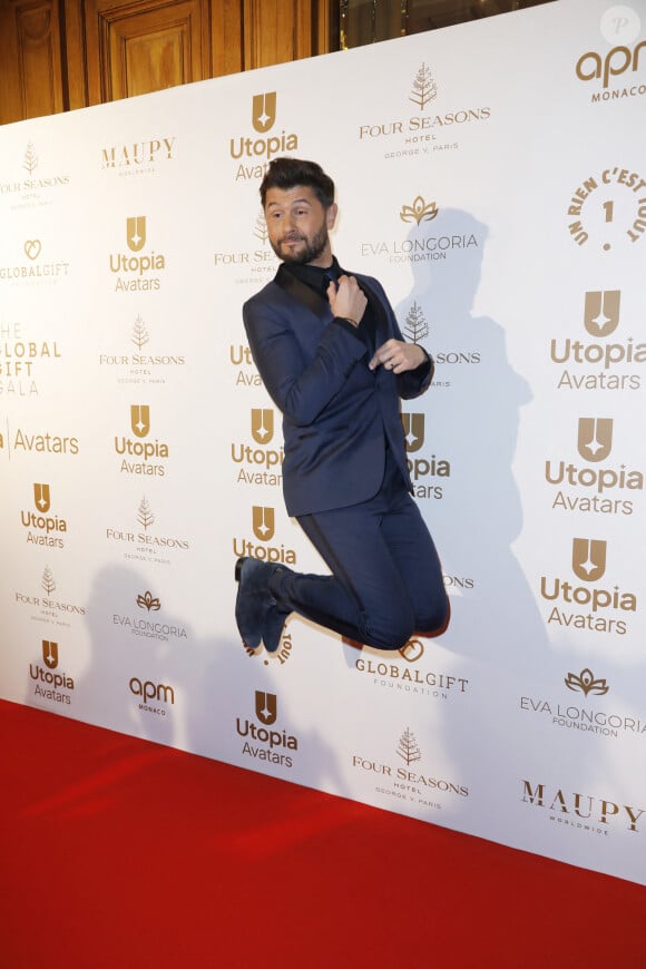 Christophe Beaugrand - Photocall de la 10ème édition du "Global Gift Gala 2022" au Four Seasons Hotel George V à Paris le 19 novembre 2022. Ce traditionnel dîner de charité organisé chaque année par Thierry Martino qui en assure les Relations Publiques, a pour vocation de collecter des fonds en faveur de Global Gift Foundation et de Eva Longoria Foundation. Leur mission est de venir en aide aux femmes et aux enfants partout où cela est nécessaire, notamment en soutenant financièrement des projets associatifs ciblés permettant d'améliorer le quotidien des personnes en situation de précarité. Chaque année la Fondation Global Gift choisit également une association locale afin de lui reverser une part des bénéfices de la soirée. Cette année c'est l'association " Un Rien C'est Tout " présidée par Cécile Duffau qui a été choisie. Cette association défend 4 grandes causes qui sont : le droit à la dignité, l'enfance, la santé et l'environnement. En tout ce sont plus de 190 projets réalisés et près de 3 millions d'euros collectés depuis sa création en 2016. Outre Eva Longoria, de nombreux invités ont foulé le tapis rouge. Christophe Beaugrand et Béatrice Rosen ont endossé les rôles de Maitre et Maîtresse de Cérémonie. (En français pour lui, en anglais pour elle) Pour l'animation musicale, la Fondation a pu compter sur la présence de Camille Lellouche qui a subjugué l'assistance du Global Gift Gala en reprenant quelques-uns de ses succès, ainsi que de la participation surprise d'Hélène Segara qui est montée à l'improviste sur scène pour entonner son tube " Il y a trop de gens qui t'aiment " devant un parterre d'invités conquis. Une vente aux enchères s'est déroulée sous la houlette de Julien Brunie, DG de Christie's, dévoilant des lots d'exception tels qu'une peinture d'Auguste, l'artiste phare du french pop Art, un dîner avec Eva Longoria herself ... ou bien encore une sculpture de Richard Orlinski (qui a reçu le Global Gift Utopia Award des mains d'Eva Longoria récompensant ses engagements humanitaires, tout comme l'entrepreneur espagnol, Javier Garcia qui lui a reçu le Global Gift Philanthropreneur Award) La soirée a pu être imaginée grâce au soutien des sponsors UTOPIA Avatars, (Société basée sur l'écosystème NFT utilisant la puissance de la blockchain pour amplifier sa mission de sensibilisation à la construction d'un monde plus éthique) ainsi que de la marque de bijoux APM Monaco qui a, pour l'occasion, paré Eva Longoria de magnifiques créations. Quant au diner, signé Christian Le Squer, Chef étoilé du restaurant " Le Cinq ", il fut sublimé grâce aux vins Château Enclos Haut Mazeyres, Appellation POMEROL, et les champagnes BOLL&Cie. © Marc Ausset-Lacroix / Bestimage 