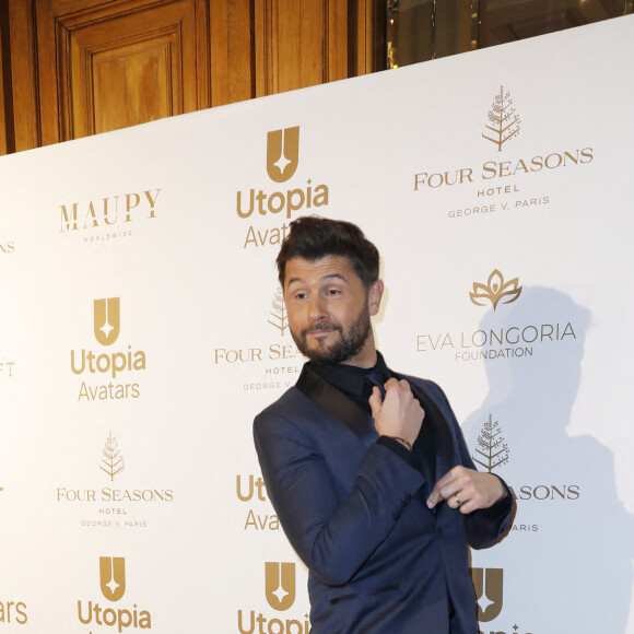 Christophe Beaugrand - Photocall de la 10ème édition du "Global Gift Gala 2022" au Four Seasons Hotel George V à Paris le 19 novembre 2022. Ce traditionnel dîner de charité organisé chaque année par Thierry Martino qui en assure les Relations Publiques, a pour vocation de collecter des fonds en faveur de Global Gift Foundation et de Eva Longoria Foundation. Leur mission est de venir en aide aux femmes et aux enfants partout où cela est nécessaire, notamment en soutenant financièrement des projets associatifs ciblés permettant d'améliorer le quotidien des personnes en situation de précarité. Chaque année la Fondation Global Gift choisit également une association locale afin de lui reverser une part des bénéfices de la soirée. Cette année c'est l'association " Un Rien C'est Tout " présidée par Cécile Duffau qui a été choisie. Cette association défend 4 grandes causes qui sont : le droit à la dignité, l'enfance, la santé et l'environnement. En tout ce sont plus de 190 projets réalisés et près de 3 millions d'euros collectés depuis sa création en 2016. Outre Eva Longoria, de nombreux invités ont foulé le tapis rouge. Christophe Beaugrand et Béatrice Rosen ont endossé les rôles de Maitre et Maîtresse de Cérémonie. (En français pour lui, en anglais pour elle) Pour l'animation musicale, la Fondation a pu compter sur la présence de Camille Lellouche qui a subjugué l'assistance du Global Gift Gala en reprenant quelques-uns de ses succès, ainsi que de la participation surprise d'Hélène Segara qui est montée à l'improviste sur scène pour entonner son tube " Il y a trop de gens qui t'aiment " devant un parterre d'invités conquis. Une vente aux enchères s'est déroulée sous la houlette de Julien Brunie, DG de Christie's, dévoilant des lots d'exception tels qu'une peinture d'Auguste, l'artiste phare du french pop Art, un dîner avec Eva Longoria herself ... ou bien encore une sculpture de Richard Orlinski (qui a reçu le Global Gift Utopia Award des mains d'Eva Longoria récompensant ses engagements humanitaires, tout comme l'entrepreneur espagnol, Javier Garcia qui lui a reçu le Global Gift Philanthropreneur Award) La soirée a pu être imaginée grâce au soutien des sponsors UTOPIA Avatars, (Société basée sur l'écosystème NFT utilisant la puissance de la blockchain pour amplifier sa mission de sensibilisation à la construction d'un monde plus éthique) ainsi que de la marque de bijoux APM Monaco qui a, pour l'occasion, paré Eva Longoria de magnifiques créations. Quant au diner, signé Christian Le Squer, Chef étoilé du restaurant " Le Cinq ", il fut sublimé grâce aux vins Château Enclos Haut Mazeyres, Appellation POMEROL, et les champagnes BOLL&Cie. © Marc Ausset-Lacroix / Bestimage 
