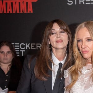Monica Bellucci, Toni Collette à la première du film "Mafia Mamma" à New York, le 11 avril 2023.