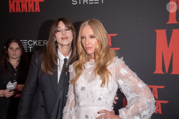 Monica Bellucci, Toni Collette à la première du film "Mafia Mamma" à New York, le 11 avril 2023.