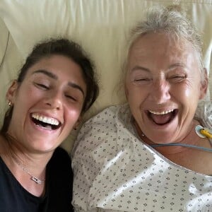 Sa maman est en effet tombée gravement malade...
Jesta Hillmann et sa maman sur Instagram.