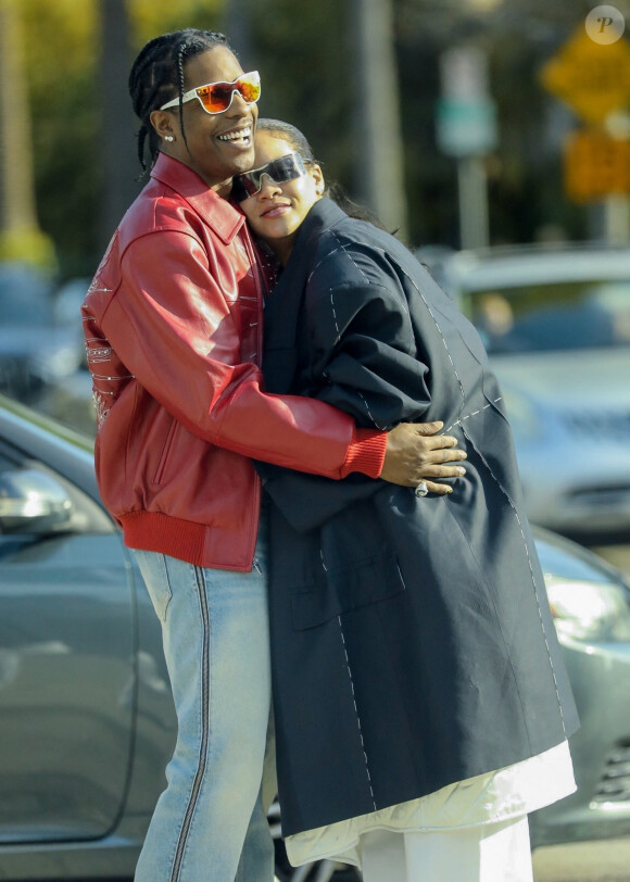 Rihanna va bientôt accoucher de son deuxième enfant.
Rihanna, enceinte, et son compagnon Asap Rocky se baladent en amoureux à West Hollywood. ©Bestimage