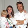 Jamie Oliver, son épouse Juliette, et leurs deux premières filles, Daisy Boo et Poppy Honey.