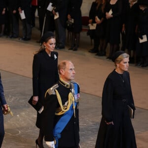Le château de Balmoral rappelle peut-être de mauvais souvenir à la famille royale. La reine Elizabeth II y est morte en septembre dernier.
Peter Phillips, le prince Harry, duc de Sussex, le prince Andrew, duc d'York, Meghan Markle, duchesse de Sussex, le prince de Galles William, Kate Catherine Middleton, princesse de Galles, le prince Edward, comte de Wessex, la comtesse Sophie de Wessex - Procession cérémonielle du cercueil de la reine Elizabeth II du palais de Buckingham à Westminster Hall à Londres. Le 14 septembre 2022.