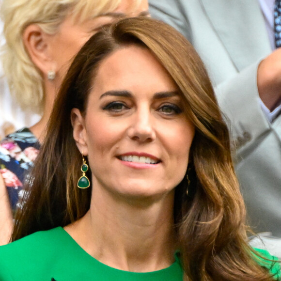 ... le cottage Tam-Na-Ghar, qui avait été offert à William par son arrière-grand-mère, la reine mère, avant qu'elle ne meure en 2002.
Kate Middleton assiste à un match à Wimbledon.