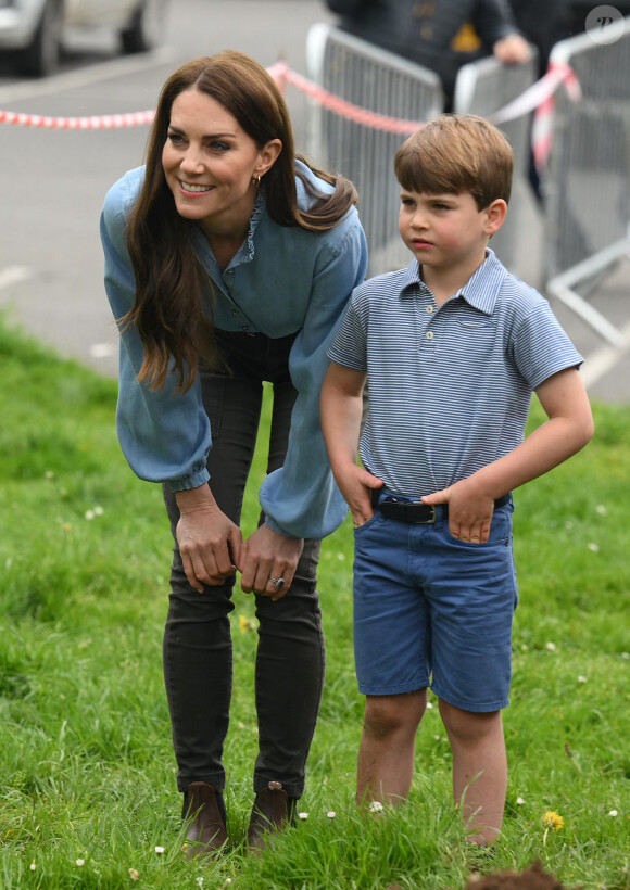 Les représentations continuent même par hautes températures... à l'exception d'un court moment : le traditionnel break estival.
Catherine (Kate) Middleton, princesse de Galles, et Le prince Louis de Galles - Le prince et la princesse de Galles, accompagnés de leurs enfants, participent à la journée du bénévolat "Big Help Out" à Slough, le 8 mai 2023.