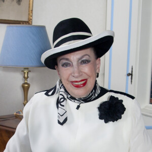 Exclusif : Geneviève de Fontenay fête ses 80 ans à Paris ce 29 août 2012. Pic : dans son appartement de Saint Cloud