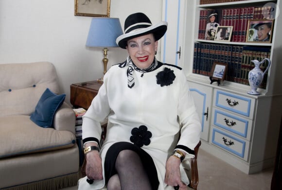 Exclusif : Geneviève de Fontenay fête ses 80 ans à Paris ce 29 août 2012. Pic : dans son appartement de Saint Cloud