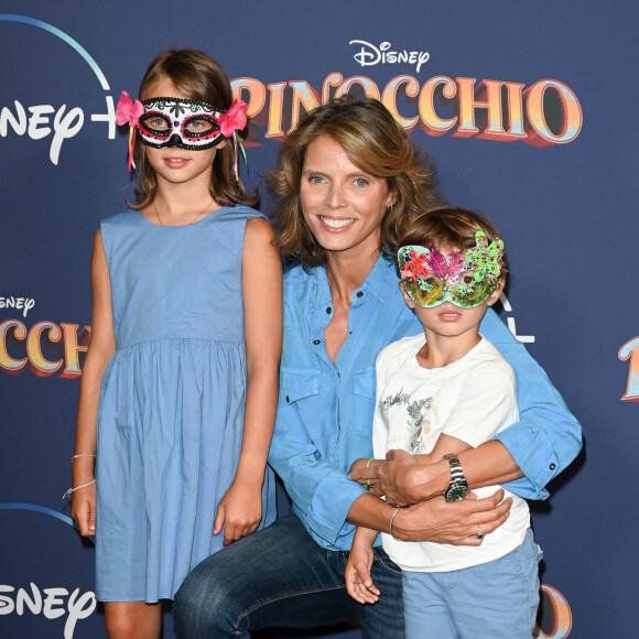 La région fait également l'unanimité auprès de leur tribu. La petite Margaux se demande même pourquoi ils n'y habitent pas à l'année.
Sylvie Tellier avec ses enfants Margaux Tellier et Oscar Le Maux - Avant-première du film "Pinocchio" au Grand Rex à Paris le 7 septembre 2022. © Coadic Guirec/Bestimage