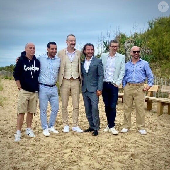 C'est sur son compte Instagram que l'acteur a dévoilé la nouvelle, en posant tout d'abord avec ses garçons d'honneur.
Vincent Desagnat immortalisé à son mariage avec Mathilde Vernon, Instagram.