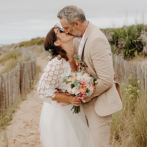 Puis en dévoilant ce somptueux cliché aux côtés de son épouse.
Vincent Desagnat et Mathilde Vernon, Instagram.