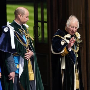 Porter le kilt est une pratique répandue au sein de la famille royale puisque Charles III le porte sans hésiter, comme le faisait son défunt père, le prince Philip, avant lui.
Le prince de Galles aux côtés de son père le roi Charles III, de son épouse Kate Middleton et de la reine consort Camilla en Ecosse de retour au Palais de Holyrood à Édimbourg, le 5 juillet 2023.