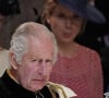 Richard Kay, journaliste au Daily Mail, explique les hommes de la famille royale "portent des kilts, pas seulement lors des sorties et devoirs officiels, mais aussi pendant leurs moments de repos". 
Le roi Charles III portant la croix d'Ecosse lors du service national de Thanksgiving à la cathédrale St Giles, à Édimbourg, en Écosse le 5 juillet 2023.