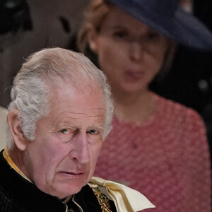Richard Kay, journaliste au Daily Mail, explique les hommes de la famille royale "portent des kilts, pas seulement lors des sorties et devoirs officiels, mais aussi pendant leurs moments de repos". 
Le roi Charles III portant la croix d'Ecosse lors du service national de Thanksgiving à la cathédrale St Giles, à Édimbourg, en Écosse le 5 juillet 2023.