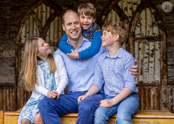 Le prince William, prince de Galles avec ses enfants Charlotte, Louis et George au domaine de Windsor début 2023.