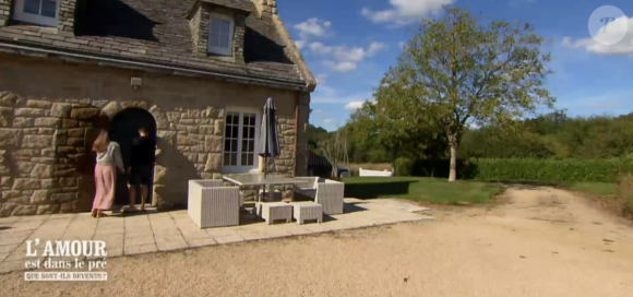 Les téléspectateurs ont même eu l'occasion de s'immiscer dans leur intimité en découvrant leur belle et grande maison.
Emeric ("L'Amour est dans le pré") en couple avec Anne-Lise vivent ensemble depuis presque un an et ouvrent les portes de leur belle maison. M6