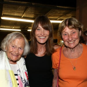 Exclusif - Carla Bruni-Sarkozy avec sa tante Gigi et sa mère Marisa Borini - Backstage du concert de Carla Bruni-Sarkozy au théâtre de Verdure du Grand Jardin à Le Lavandou le 23 juillet 2019. © Dominique Jacovides-Cyril Moreau/Bestimage 