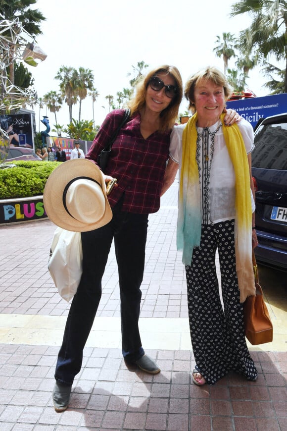 Elle l'a emmenée avec elle en vacances en Grèce
Carla Bruni-Sarkozy et sa mère Marisa Borini à l'hôtel Barrière Le Majestic Cannes lors du 75ème Festival International du Film de Cannes, France, le 23 mai 2022. © Giancarlo Gorassini/Bestimage 