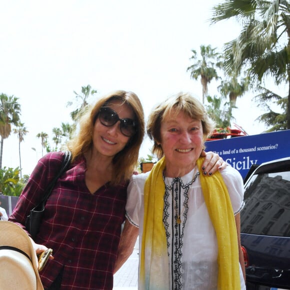 Elle l'a emmenée avec elle en vacances en Grèce
Carla Bruni-Sarkozy et sa mère Marisa Borini à l'hôtel Barrière Le Majestic Cannes lors du 75ème Festival International du Film de Cannes, France, le 23 mai 2022. © Giancarlo Gorassini/Bestimage 