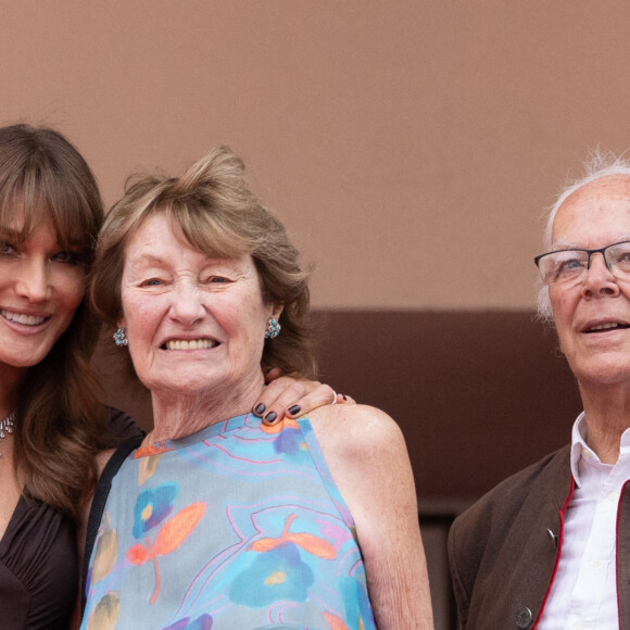 Carla Bruni-Sarkozy et sa mère Marisa Borini - Montée des marches du film " Les Amandiers " lors du 75ème Festival International du Film de Cannes. Le 22 mai 2022 © Olivier Borde / Bestimage 