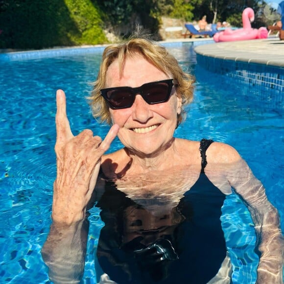 ... dont cette photo très rock de sa maman à la piscine
Carla Bruni a partagé une photo de sa maman Marisa lors de vacances en Grèce. Août 2023.