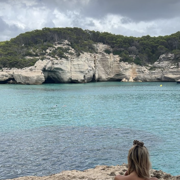 En vacances avec son amoureux, Alexandra Rosenfeld s'est laissée photographiée topless... mais de dos par le père de sa fille. 